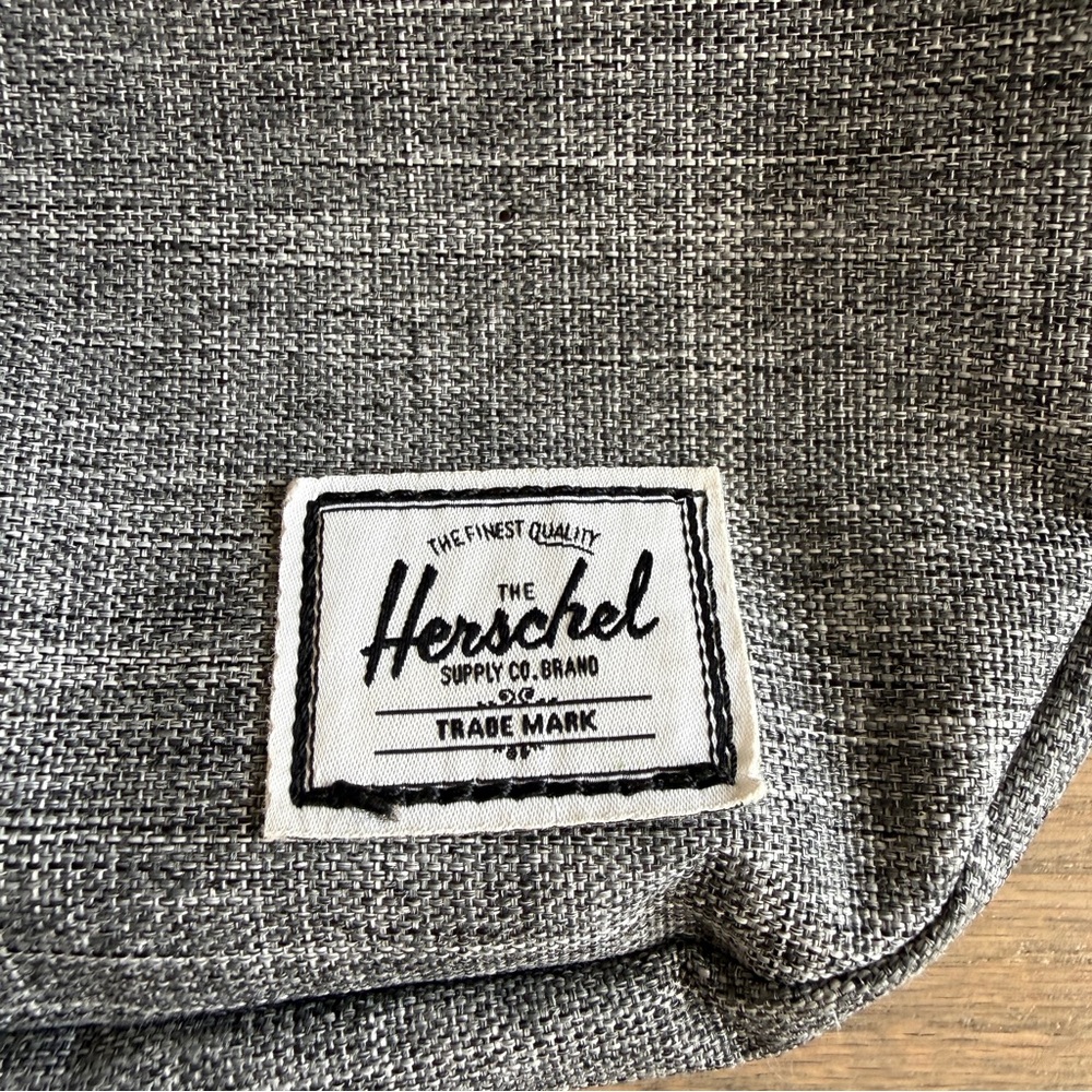 Herschel Settlement Hip Pack - Picture 4 of 9
